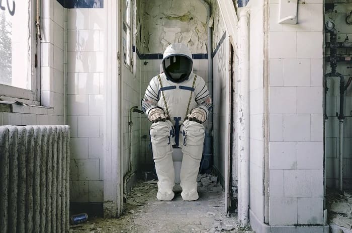 トイレに座る宇宙飛行士
