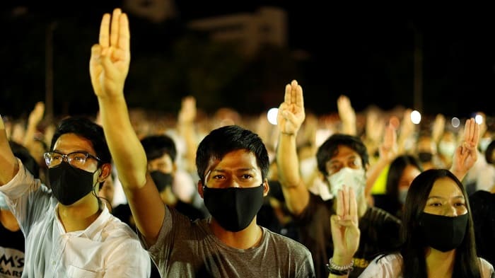 タイで3本指を立てている抗議運動